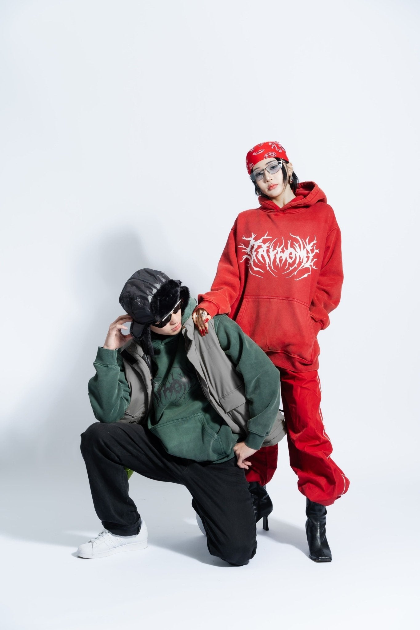 「STAYHOME」金屬標誌連帽衛衣 - SMOKEDOG