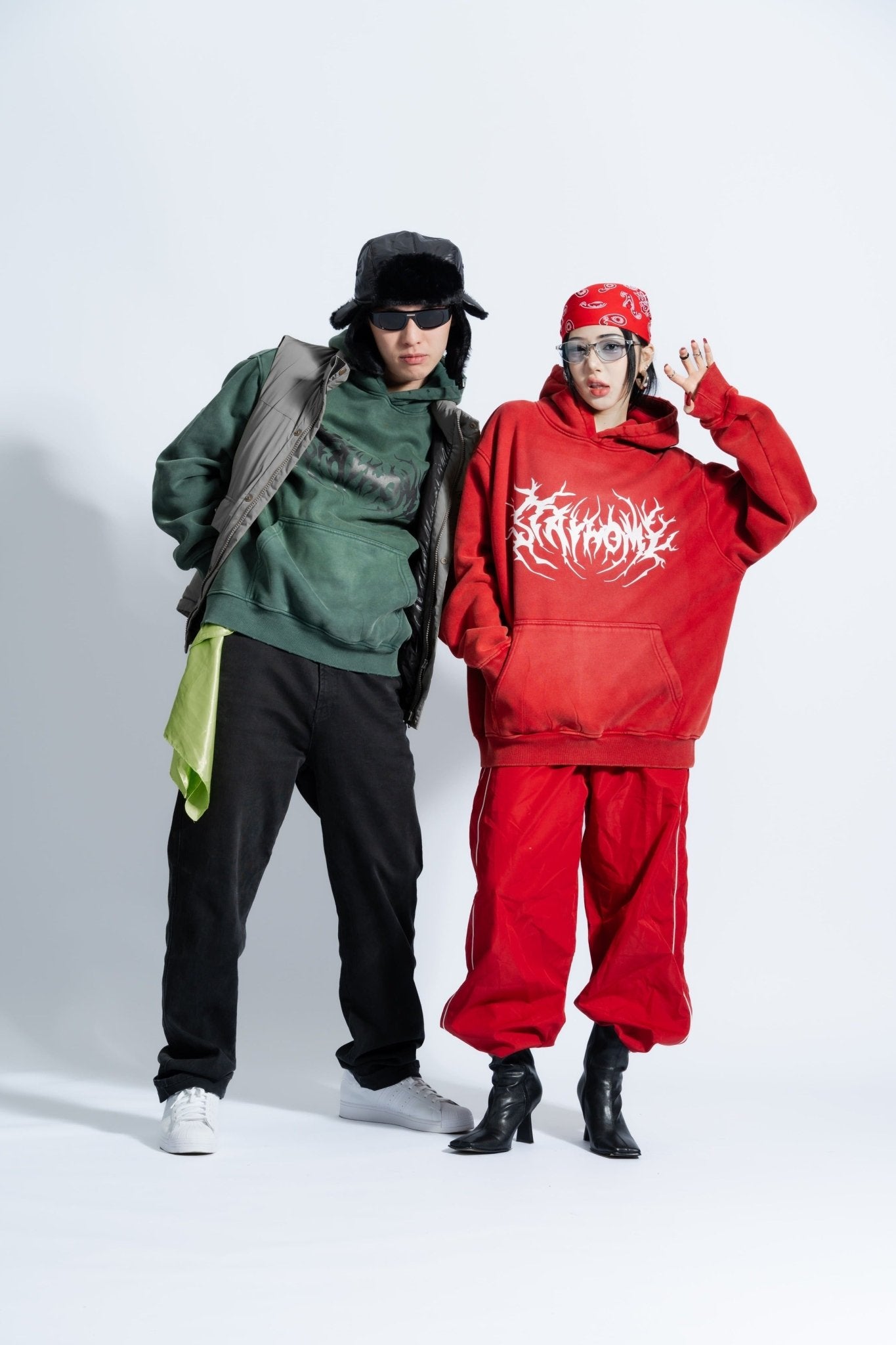 「STAYHOME」金屬標誌連帽衛衣 - SMOKEDOG