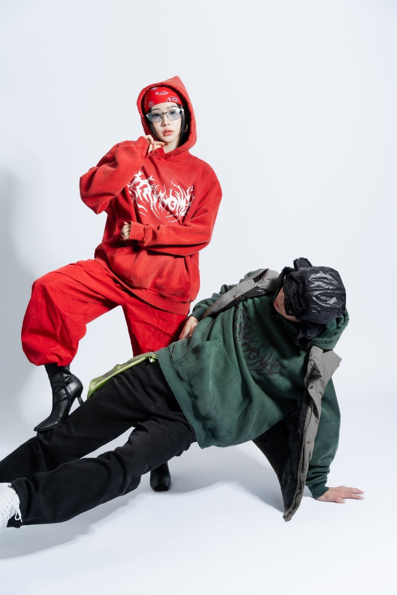 「STAYHOME」金屬標誌連帽衛衣 - SMOKEDOG