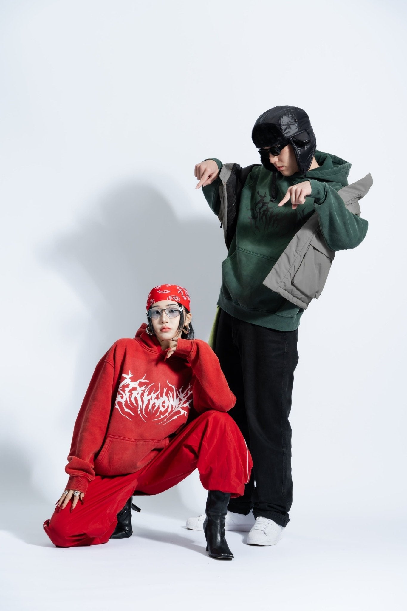 「STAYHOME」金屬標誌連帽衛衣 - SMOKEDOG