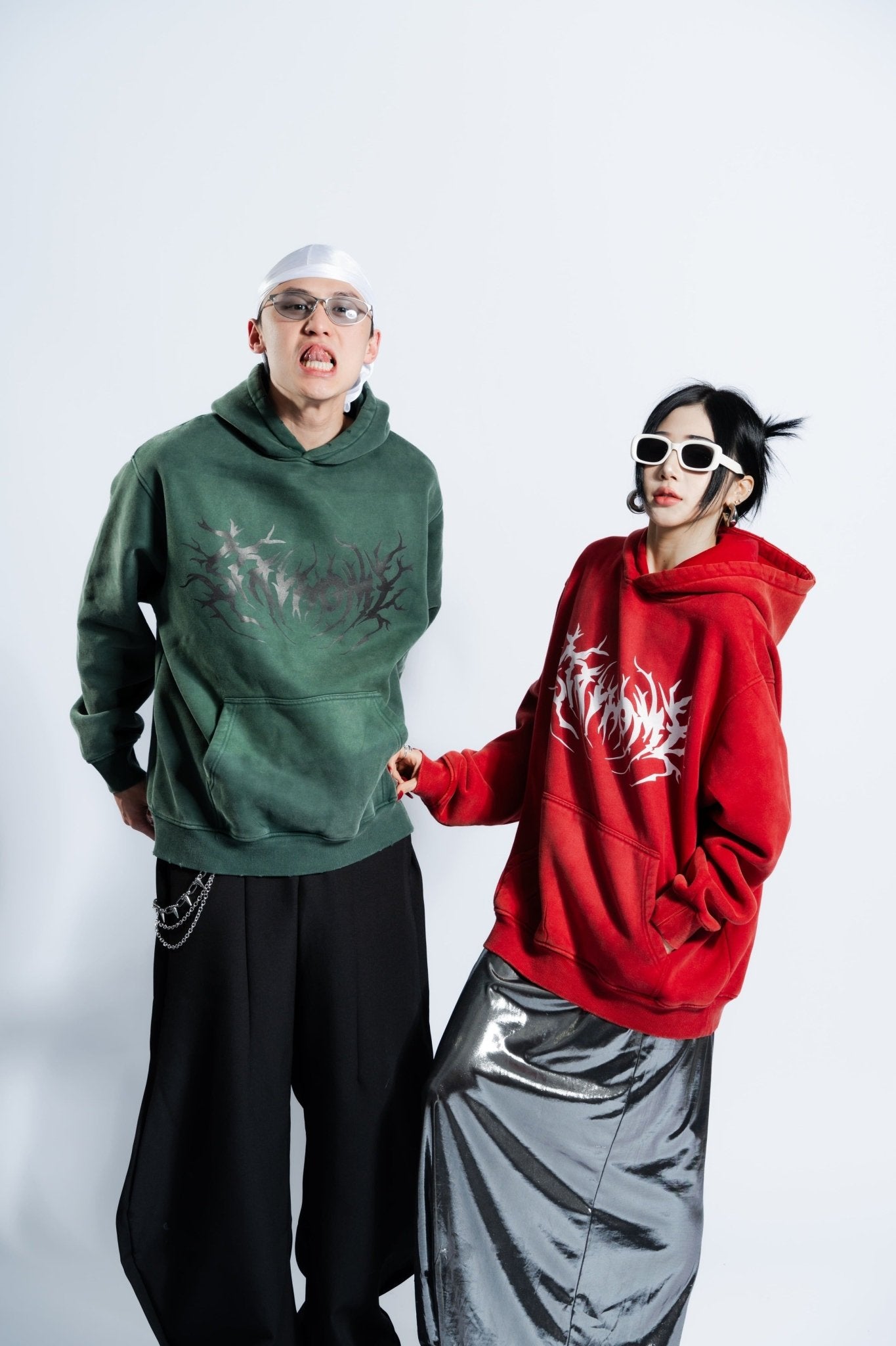 「STAYHOME」金屬標誌連帽衛衣 - SMOKEDOG