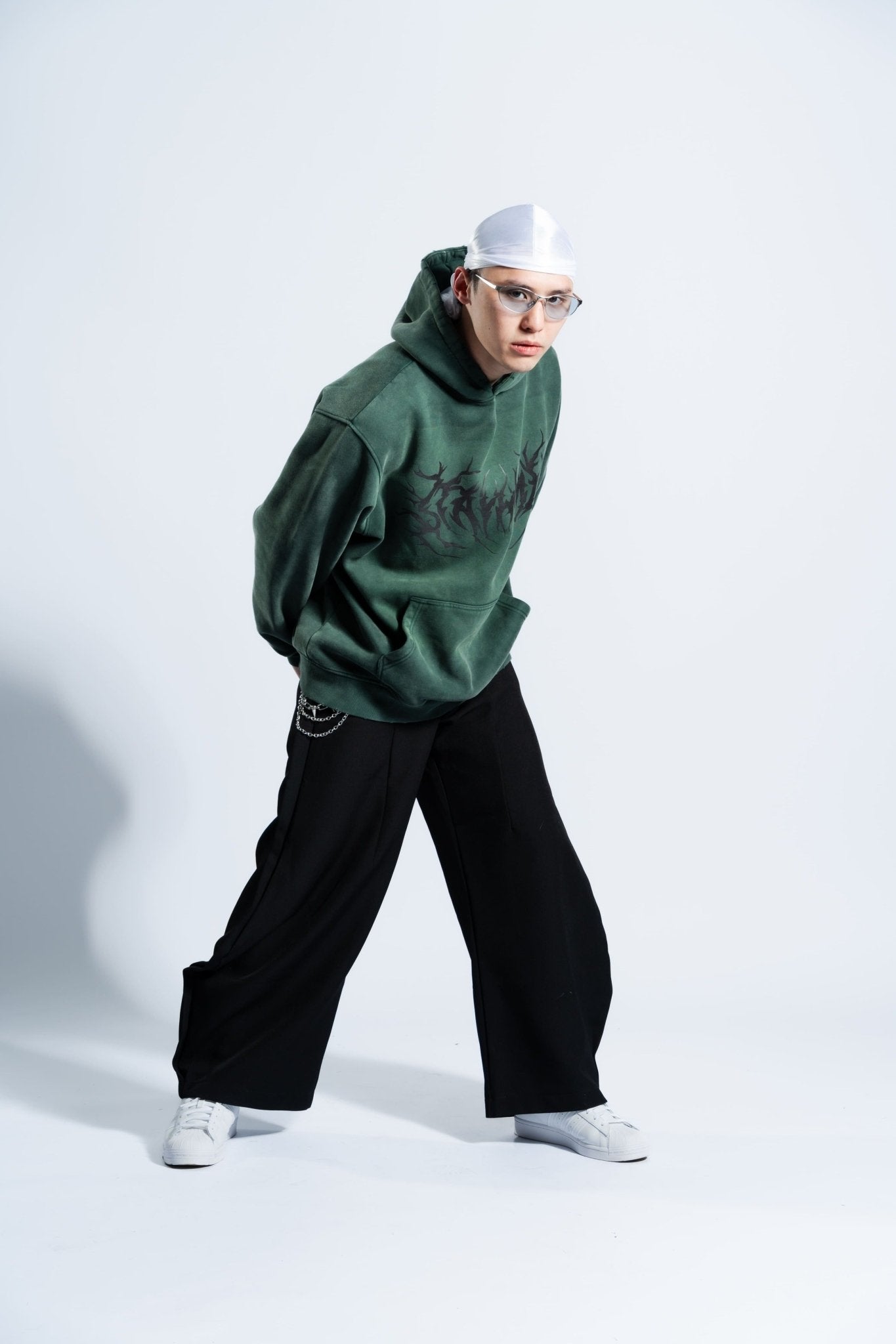 「STAYHOME」金屬標誌連帽衛衣 - SMOKEDOG