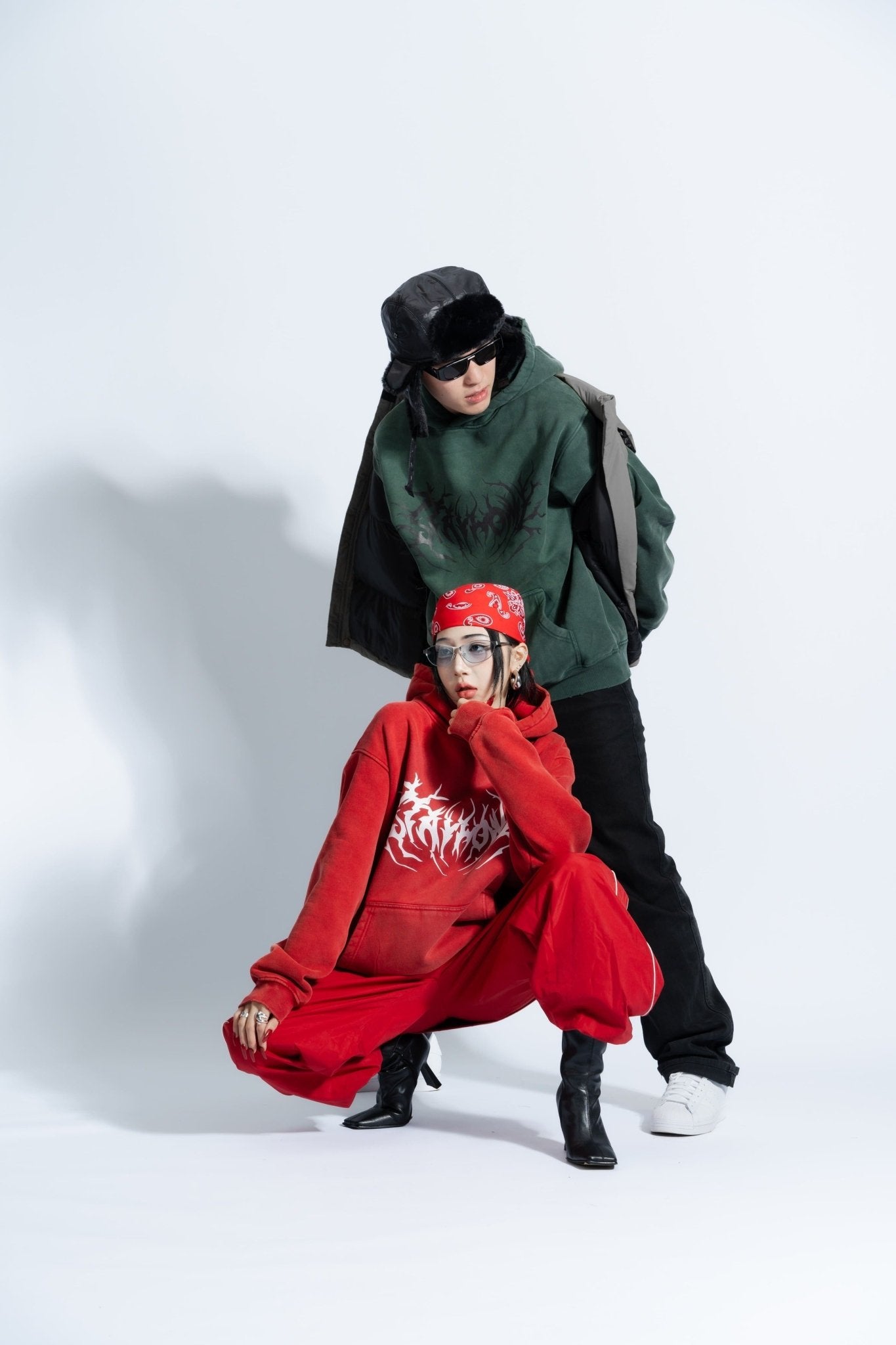 「STAYHOME」金屬標誌連帽衛衣 - SMOKEDOG