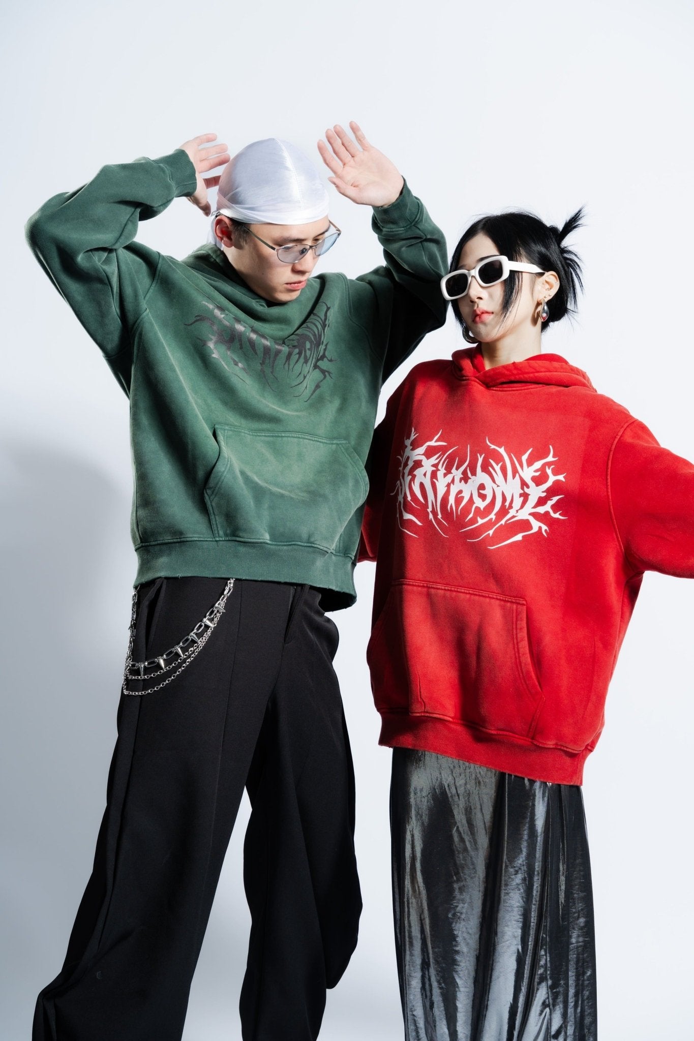 「STAYHOME」金屬標誌連帽衛衣 - SMOKEDOG