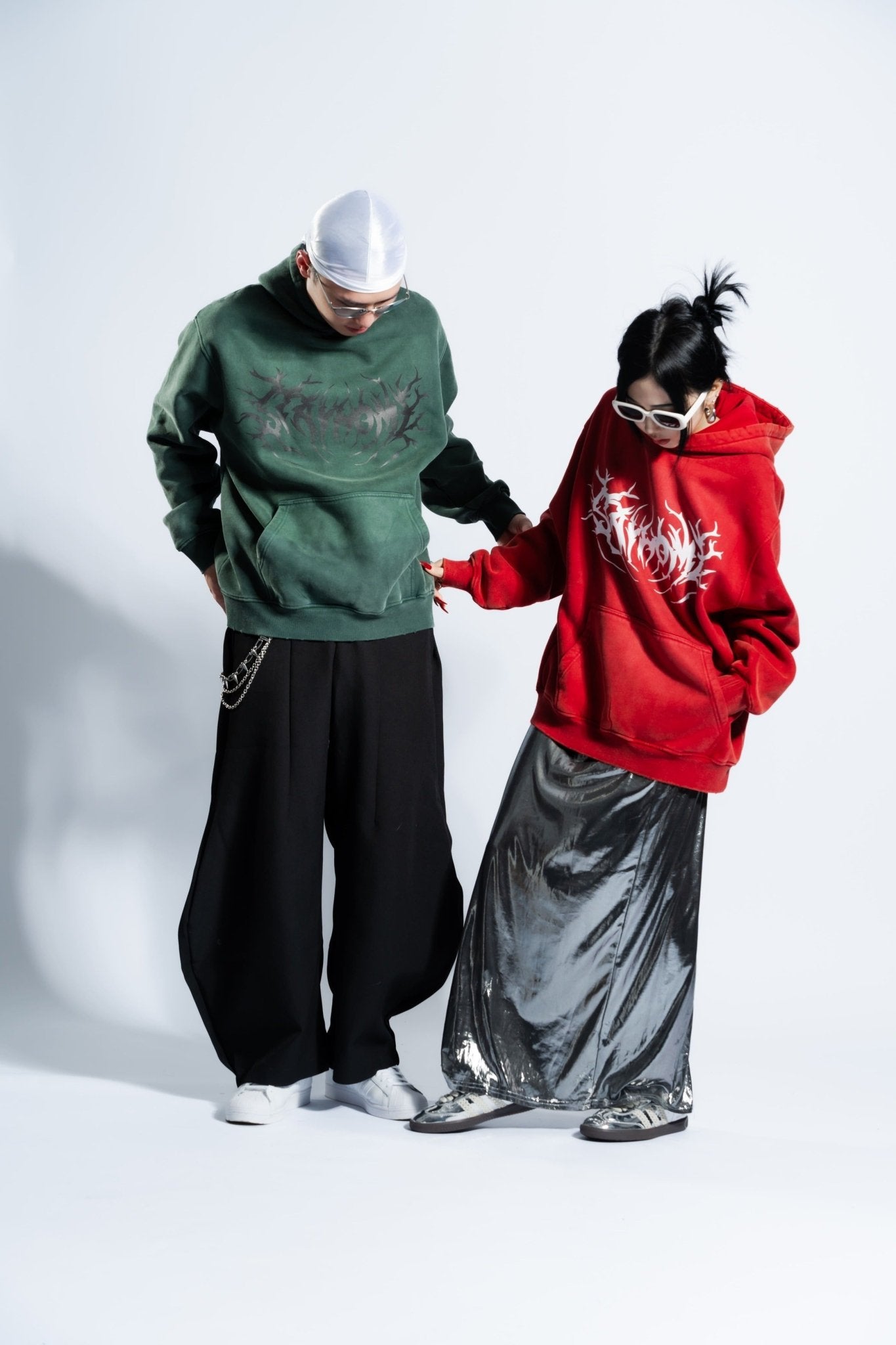 「STAYHOME」金屬標誌連帽衛衣 - SMOKEDOG