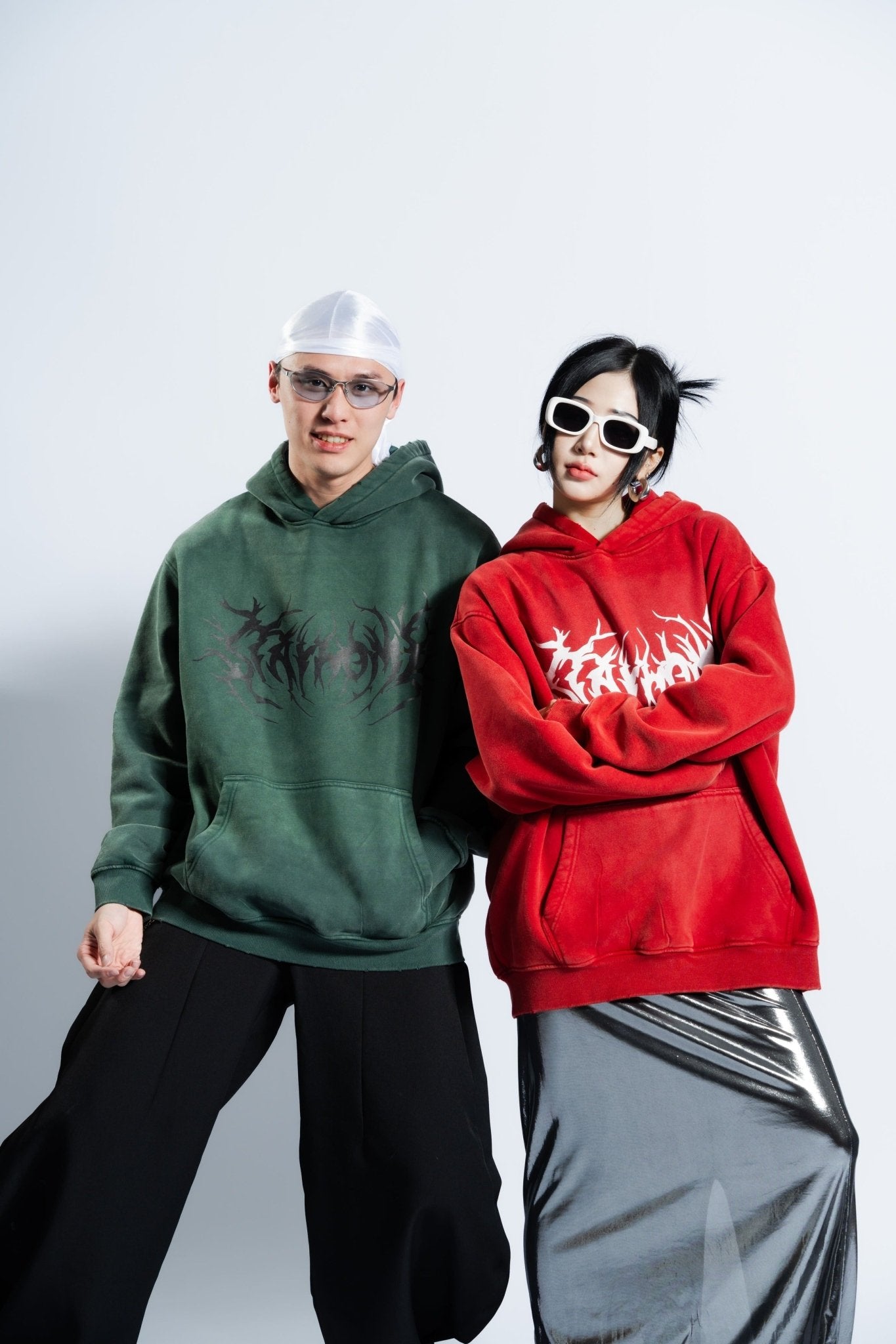 「STAYHOME」金屬標誌連帽衛衣 - SMOKEDOG