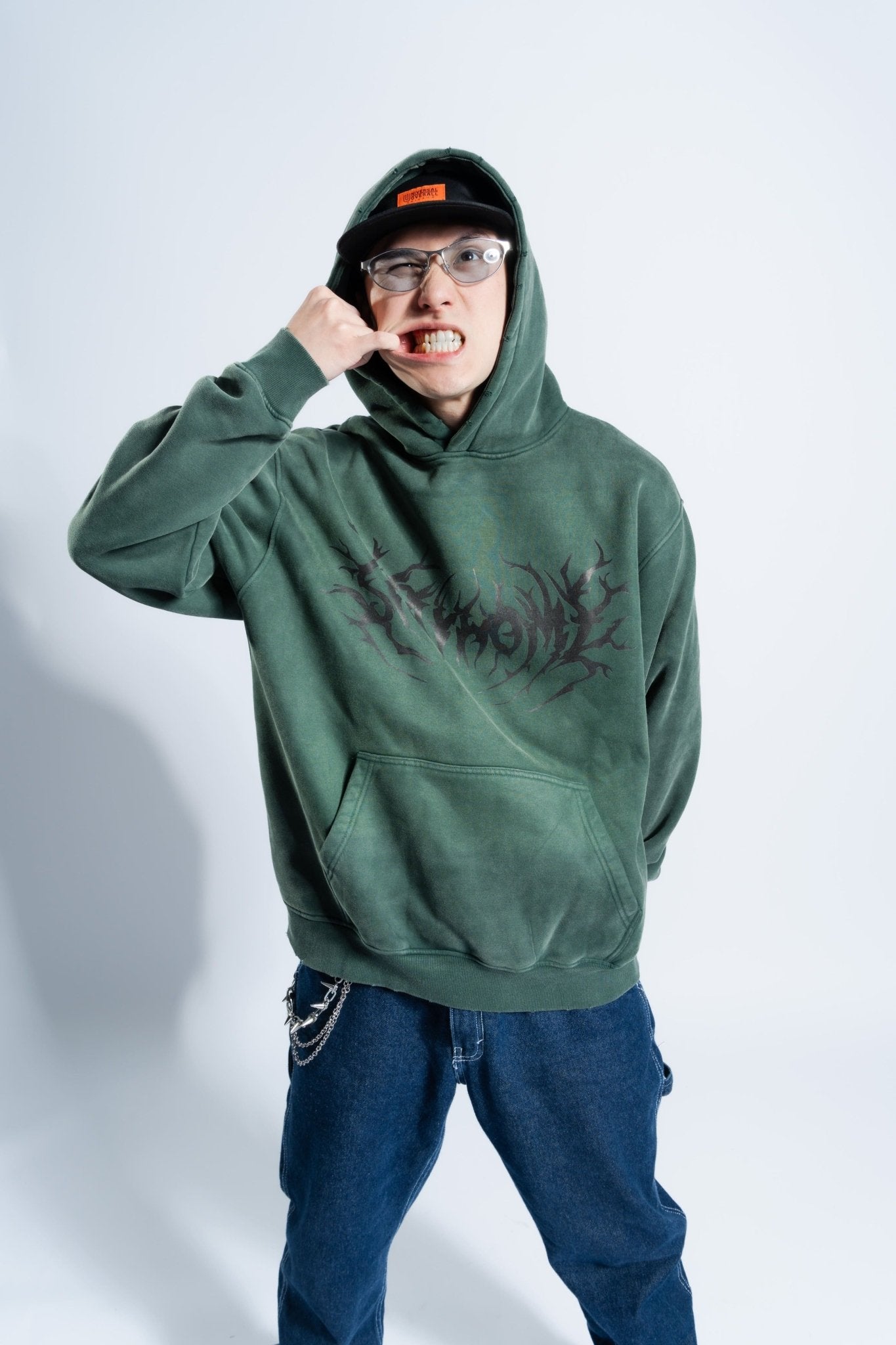 「STAYHOME」金屬標誌連帽衛衣 - SMOKEDOG