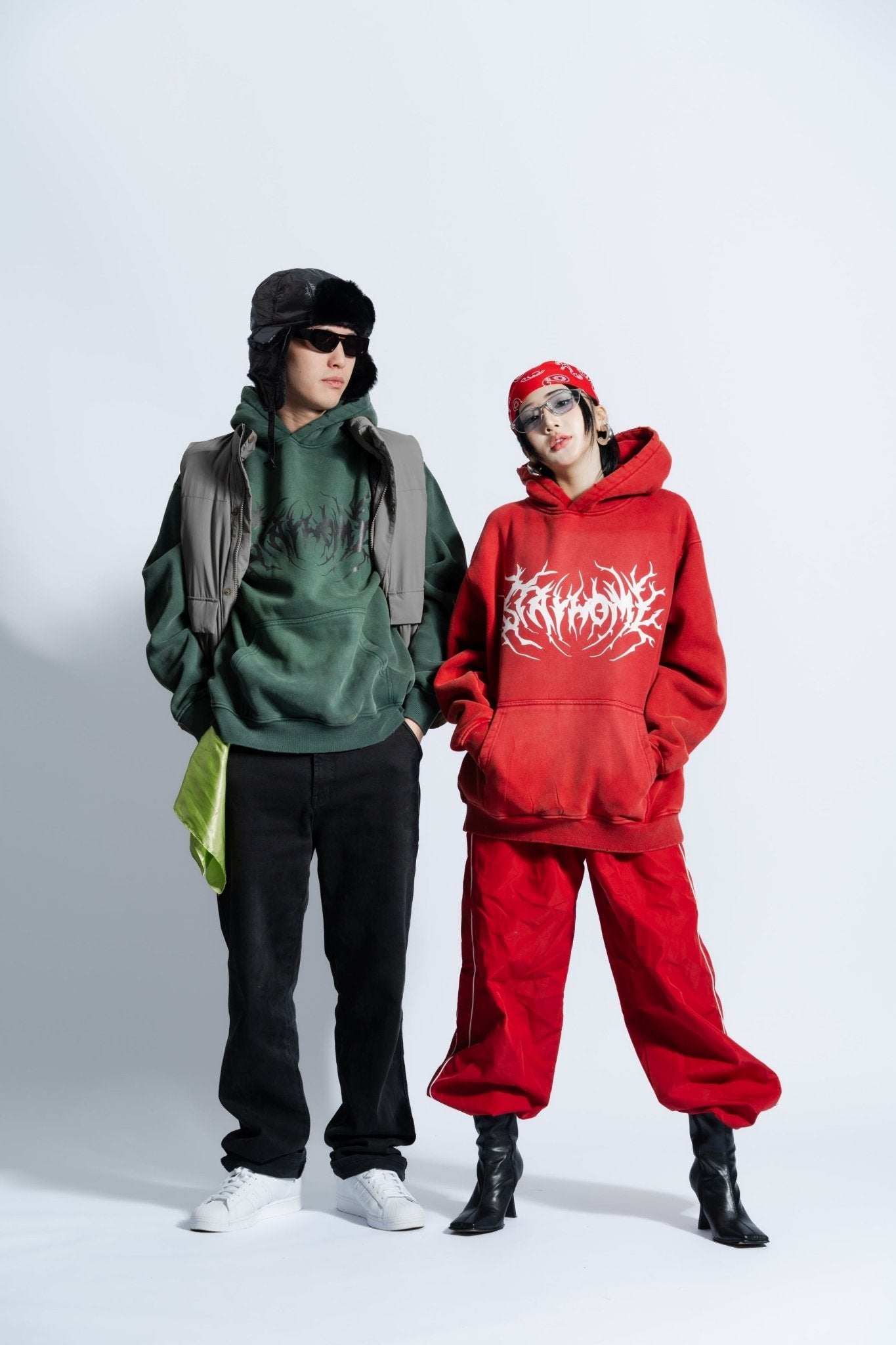 「STAYHOME」金屬標誌連帽衛衣 - SMOKEDOG