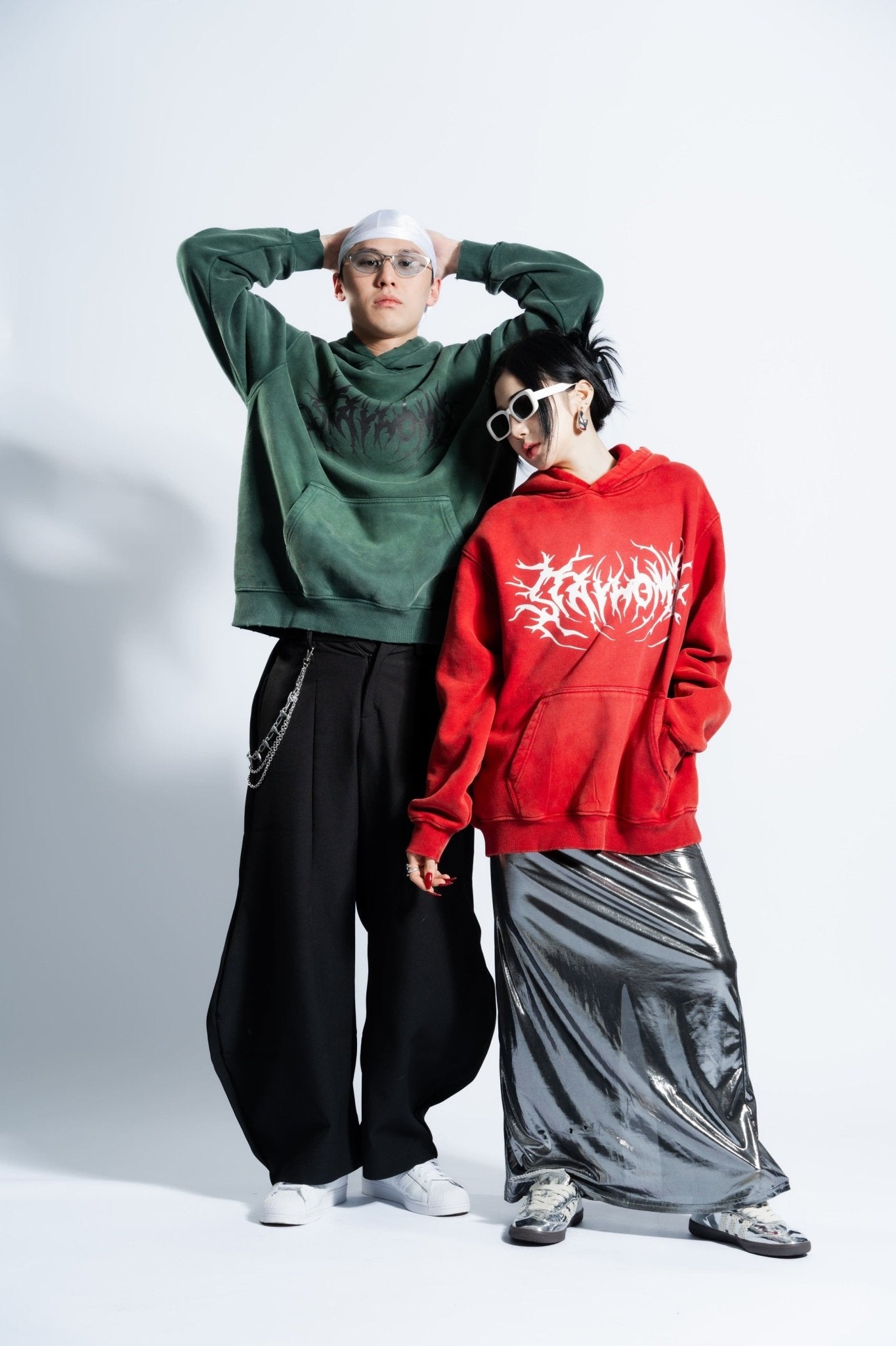 「STAYHOME」金屬標誌連帽衛衣 - SMOKEDOG