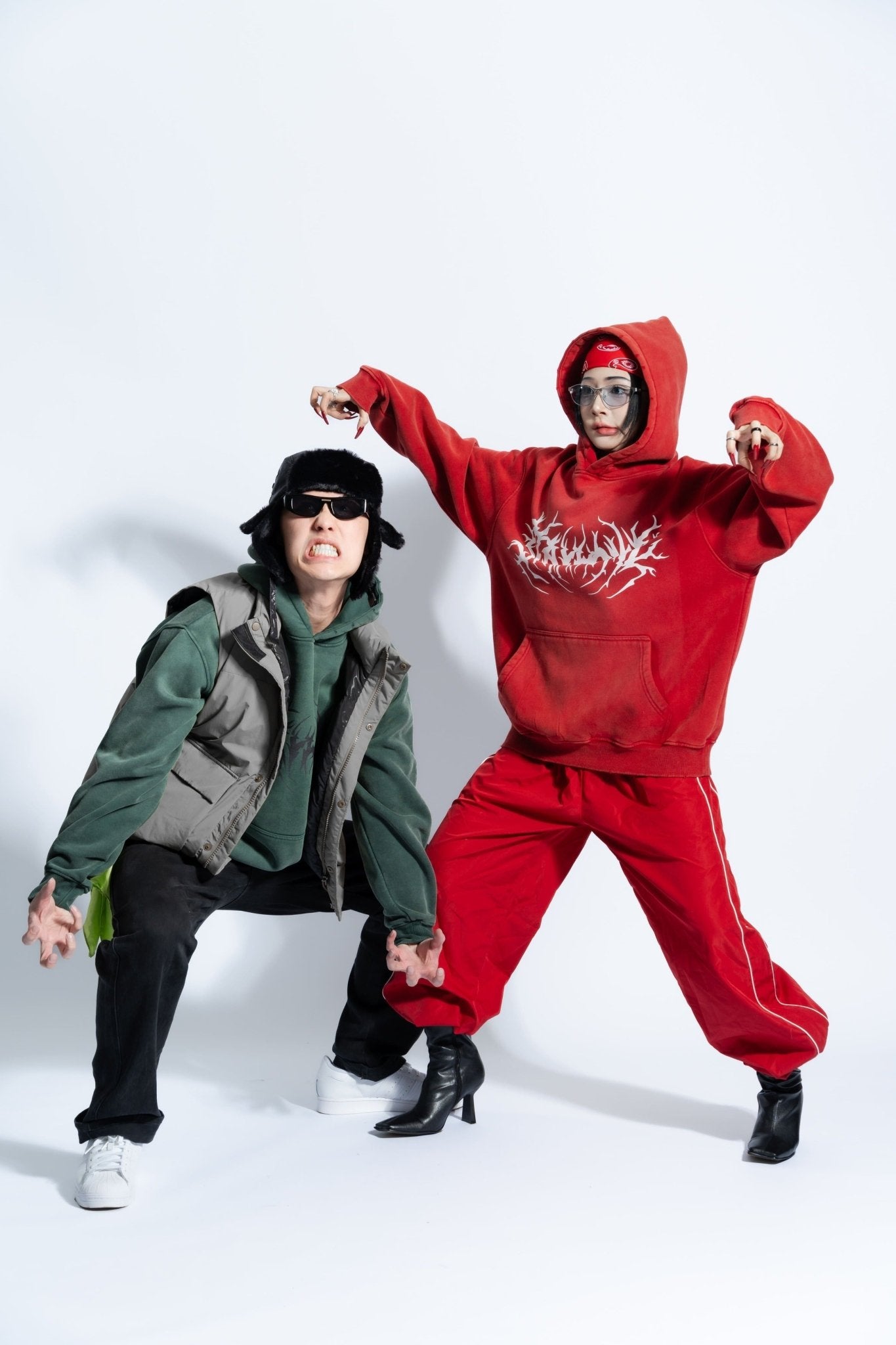 「STAYHOME」金屬標誌連帽衛衣 - SMOKEDOG