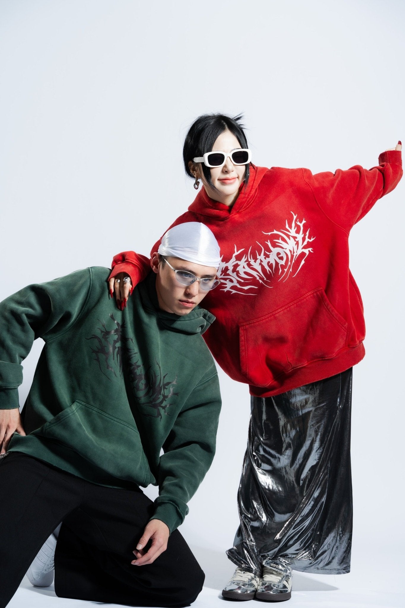 「STAYHOME」金屬標誌連帽衛衣 - SMOKEDOG