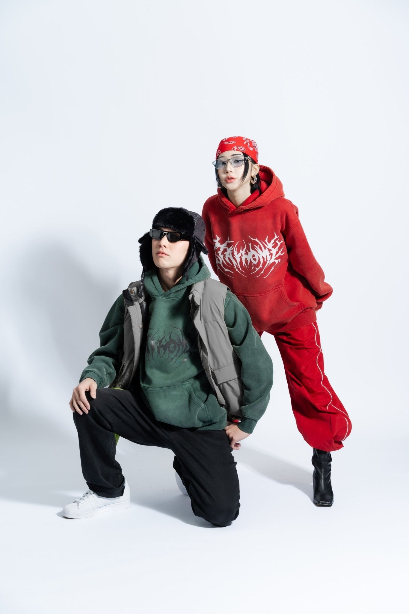 「STAYHOME」金屬標誌連帽衛衣 - SMOKEDOG