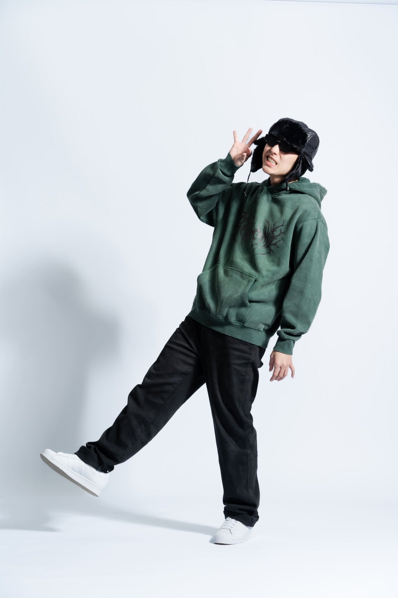 「STAYHOME」金屬標誌連帽衛衣 - SMOKEDOG
