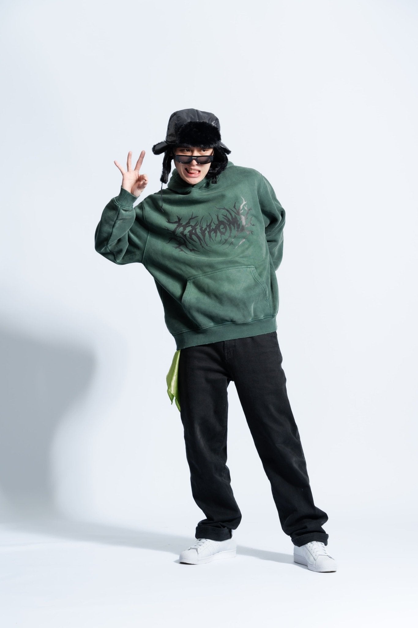 「STAYHOME」金屬標誌連帽衛衣 - SMOKEDOG
