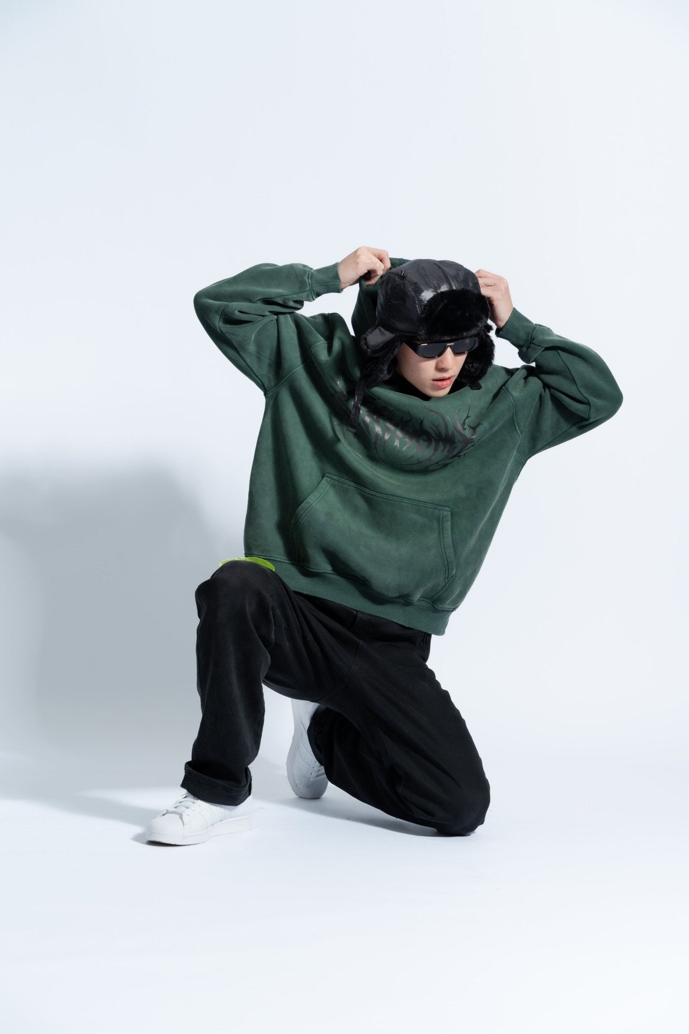 「STAYHOME」金屬標誌連帽衛衣 - SMOKEDOG