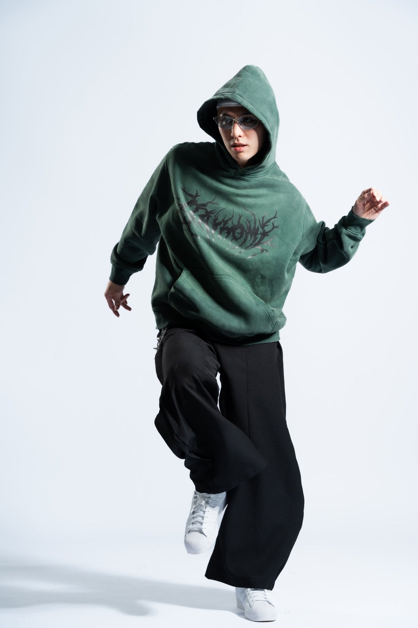 「STAYHOME」金屬標誌連帽衛衣 - SMOKEDOG