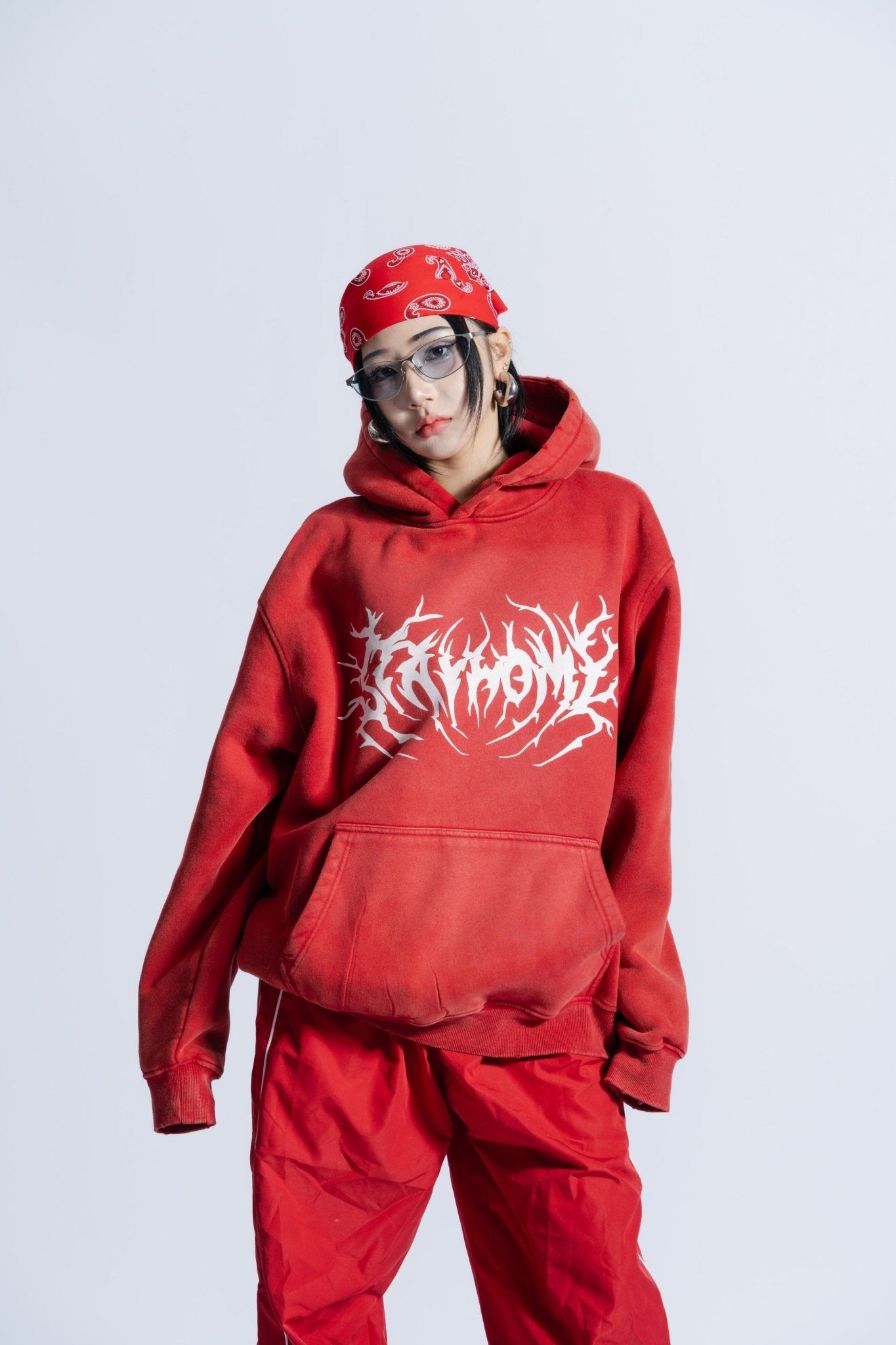 「STAYHOME」金屬標誌連帽衛衣 - SMOKEDOG