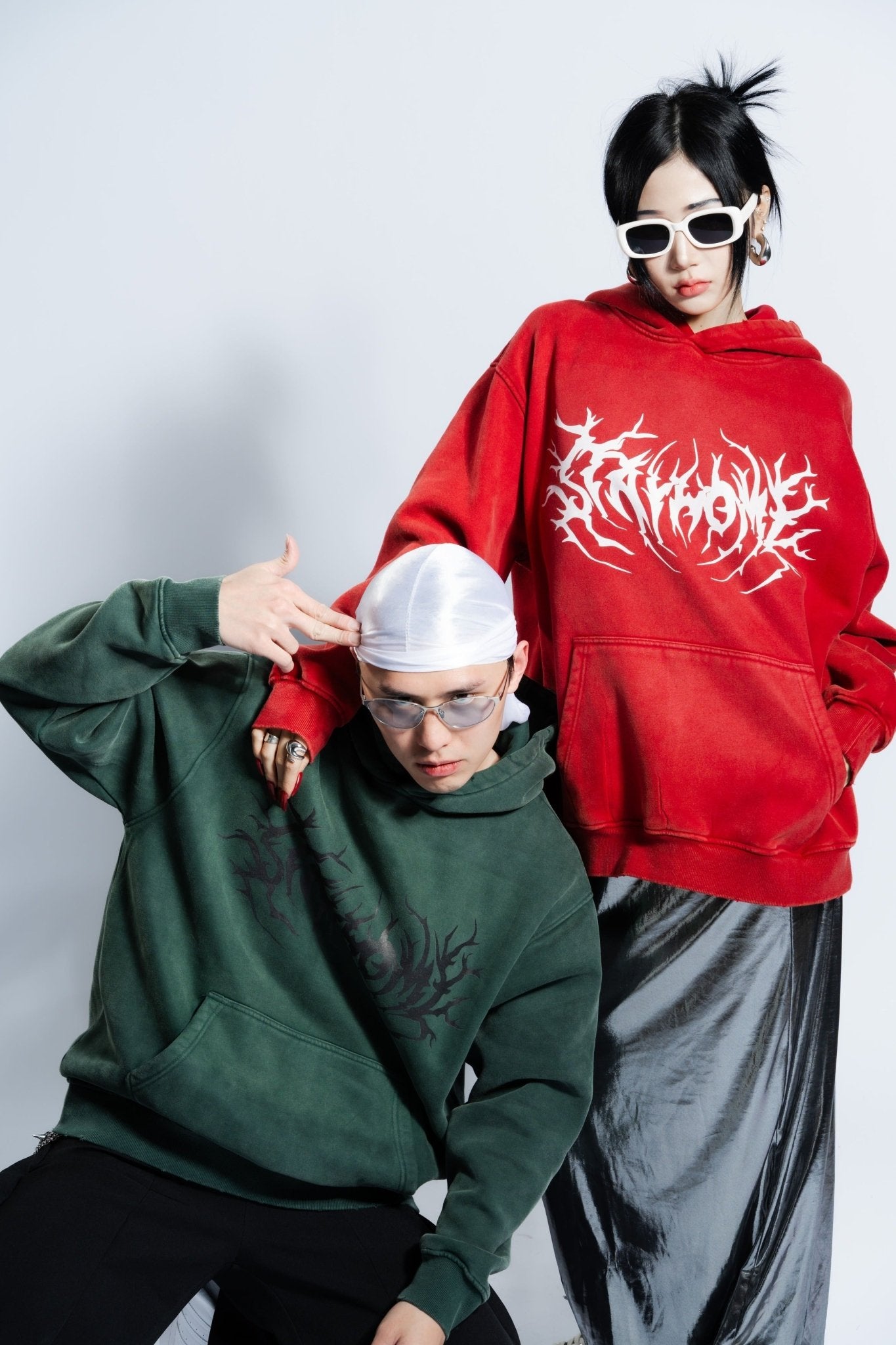 「STAYHOME」金屬標誌連帽衛衣 - SMOKEDOG